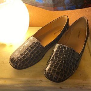 Comfortview patent leather animal print loafer in gray